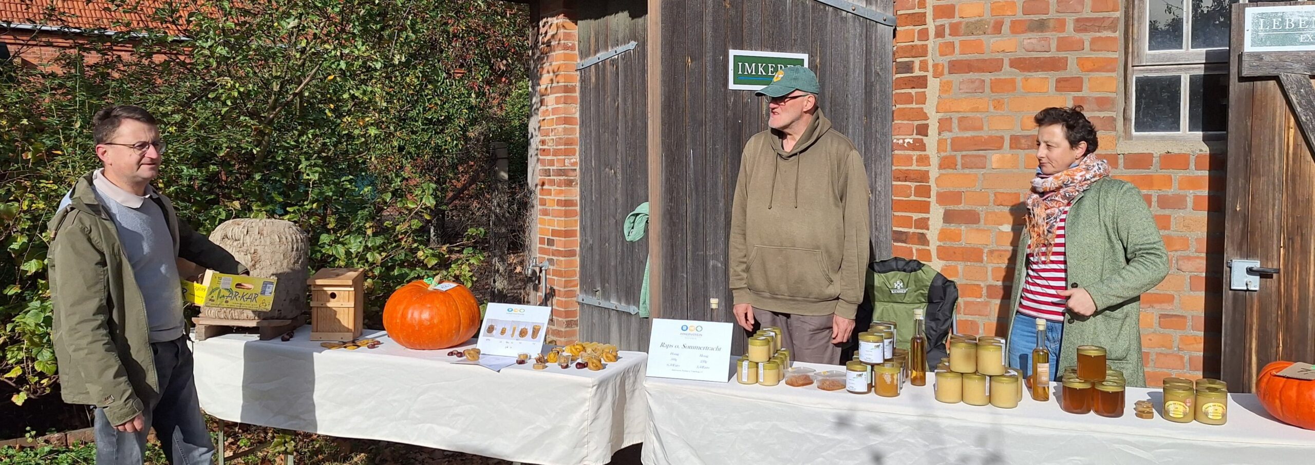 Das Foto zeigt unseren Honigstand in Konau.